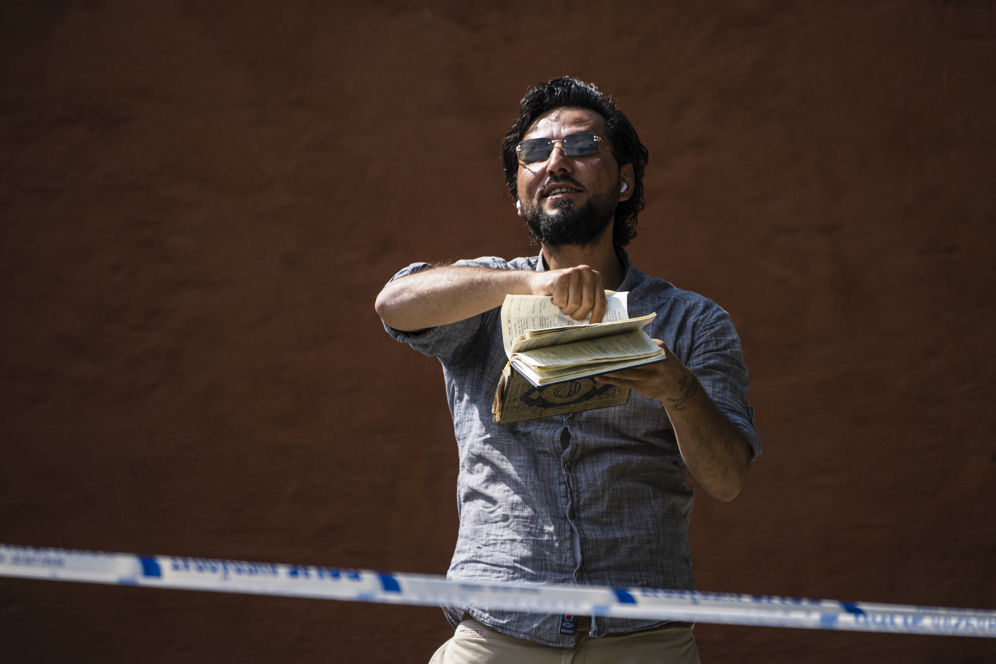 سالوان مومکا یک عراقی آسوری در استکهلم سوئد برگهایی از قران را به آتش کشید.