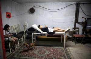 نوجوانان اسراییلی در پناهگاه