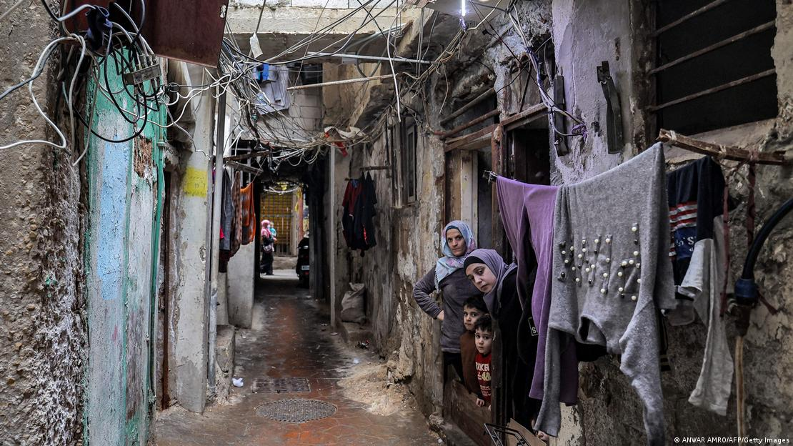 در طول ۷۶ سال گذشته، بسیاری از کمپ های پناهندگان به شهرهای پناهندگان تبدیل شده اند، مانند این اردوگاه در بیروت، لبنان.
