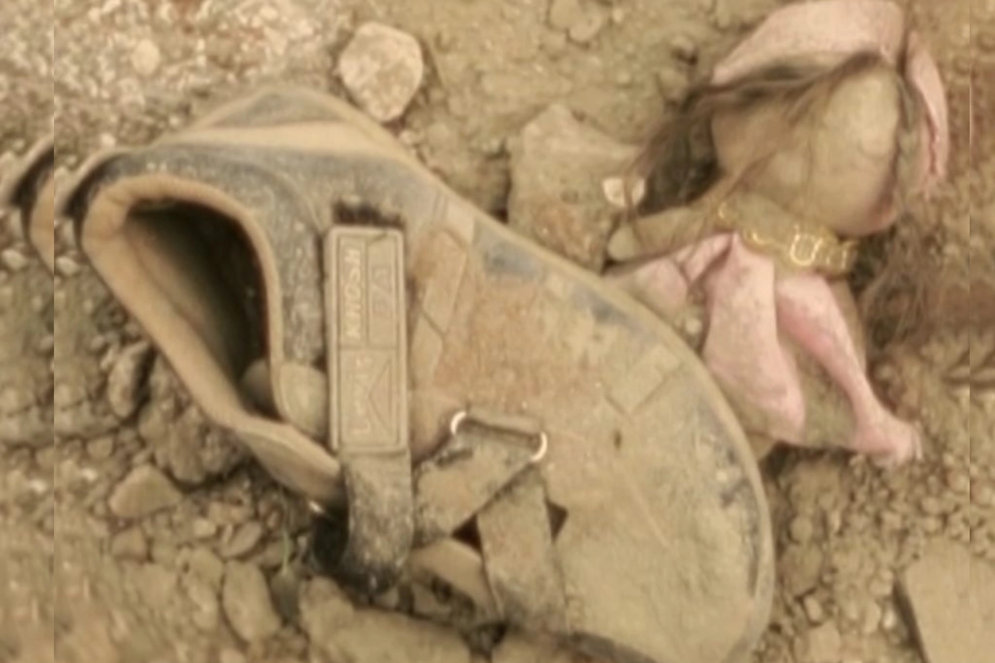 کفش و عروسک بمباران‌شده
